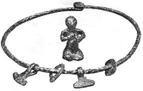 идол из кургана черная могила — бог top (?) и гривна с подвесками — «молоточками тора» (гнездово)